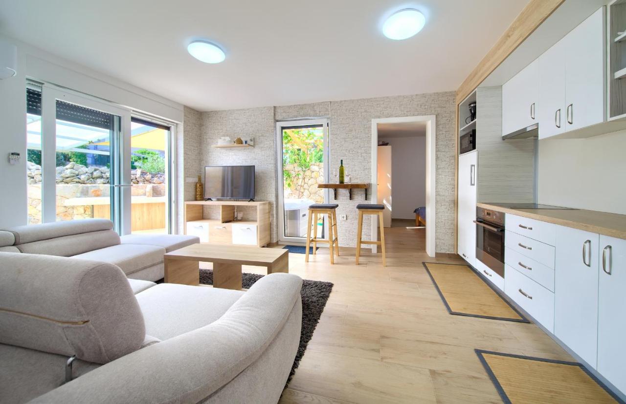 Apartments Nadica Deluxe Malinska Eksteriør bilde